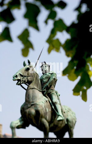 Statue de Bertrand du Guesclin en la place principale de Dinan Bretagne France qui était connétable de France Banque D'Images