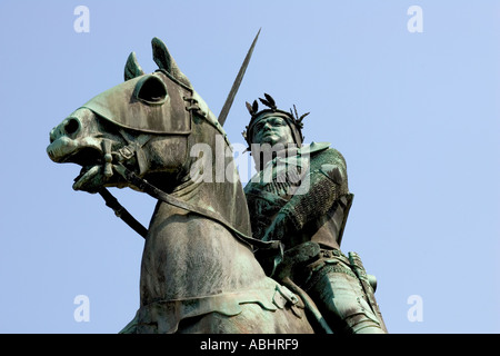 Statue de Bertrand du Guesclin en la place principale de Dinan Bretagne France qui était connétable de France Banque D'Images