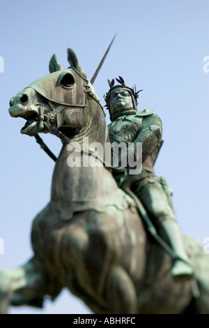 Statue de Bertrand du Guesclin en la place principale de Dinan Bretagne France qui était connétable de France Banque D'Images