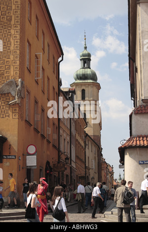 Pologne Varsovie Vieille Ville rue étroite avec tour de l'église à la fin Banque D'Images