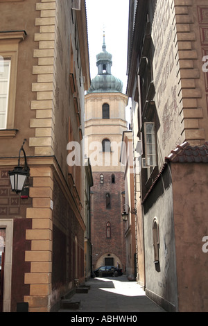 Pologne Varsovie Vieille Ville rue étroite avec tour de l'église à la fin Banque D'Images