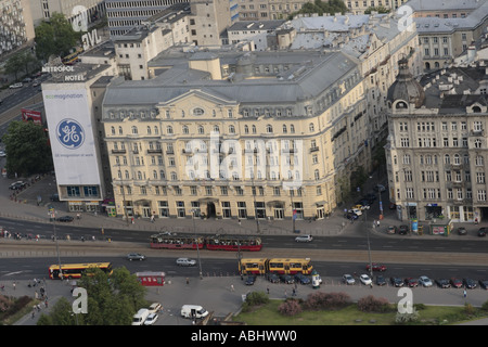 Pologne Varsovie sur la ville du Palais de la culture et de la science montrant le rouge et jaune des bus et des tramways Banque D'Images