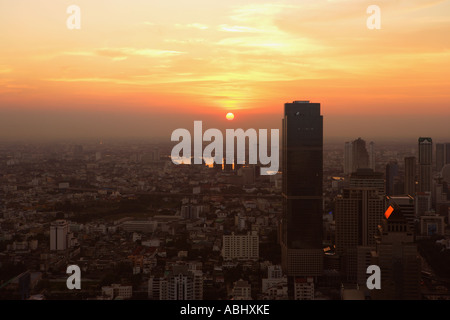 Vue aérienne sur la ville de Bangkok au crépuscule depuis le plus haut bâtiment de la ville au coucher du soleil montrant une couche de smog Banque D'Images