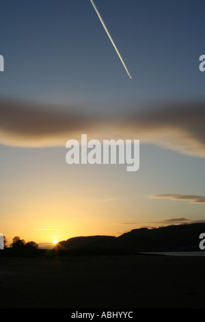 Coucher du soleil avec jet contrail, regardant vers le bas de la rivière Clyde, au sud de la Erskine Bridge, Ecosse, Royaume-Uni. Banque D'Images