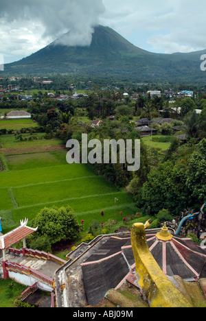 Vue sur la campagne et un volcan de Sulawesi du Nord Banque D'Images