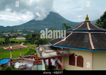 Vue sur la campagne et un volcan de Sulawesi du Nord Banque D'Images