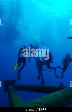 Les plongeurs la plongée sur une plate-forme pétrolière dans le golfe du Mexique. Banque D'Images