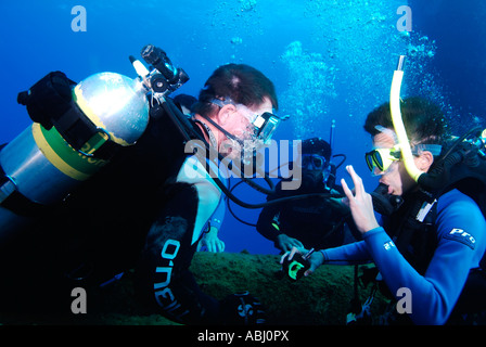 Les plongeurs la plongée sur une plate-forme pétrolière dans le golfe du Mexique. Banque D'Images