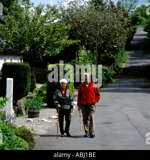 COUPLE WALKING DRYMEN STIRLINGSHIRE Banque D'Images