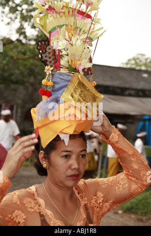 Femme portant des offrandes au temple procession, Ubud, Bali, Indonésie Banque D'Images