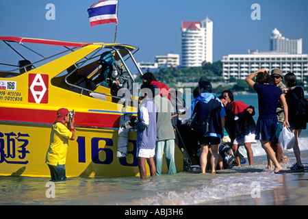 L'embarquement pour les touristes en bateau de croisière de l'île, Pattaya, Thaïlande Banque D'Images