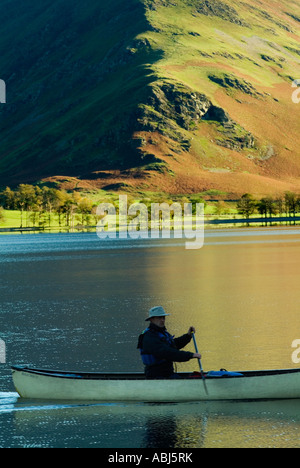 Canoës flottent doucement sur le lac de la lande au coucher du soleil sur une glorieuse atumn journée dans le lake district avec montagnes ensoleillées Banque D'Images