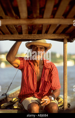 L'État de Para Amazon, au Brésil. "Capitaine Joao', un pêcheur sur la rivière à l'Araguaia Conceicao do, à bord de son bateau de fumer. Banque D'Images