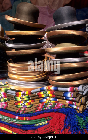 Le Pérou. Pile de chapeaux de feutre avec jantes satin tissé sur un tas de mantas. Banque D'Images