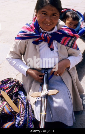 Cusco, Pérou. Femme à l'aide d'un métier à tisser pied sangle traditionnel les courroies. Banque D'Images