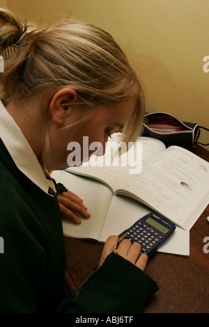 Teenage girl doing devoirs de mathématiques Banque D'Images