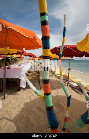 Traitement V.I.P Esclusive avec table réservée en face de la mer à l'IVAN - AQUA beach club à la plage de Pampelonne, St Tropez F Banque D'Images