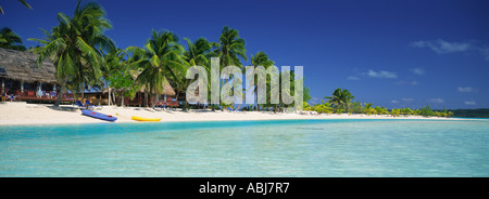 Une vue panoramique sur une plage tropicale du Pacifique sud à Aitutaki, Rarotonga, îles Cook Banque D'Images