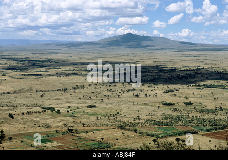 Narok, Kenya. Aperçu de la Grande Vallée du Rift avec plaines ouvertes et envahissant l'agriculture à petite échelle. Banque D'Images