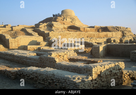 Vue générale de l'ancienne ville de la vallée de l'Indus de Mohenjodaro avec beaucoup plus tard le stupa bouddhiste sur l'horizon. Banque D'Images