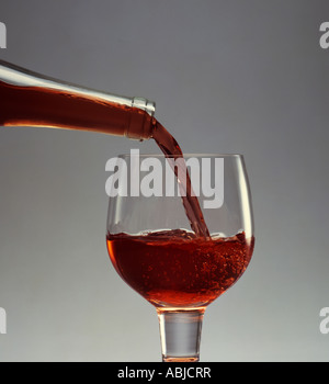 Verser un verre de vin rouge Banque D'Images