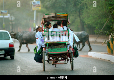 Les filles, se rendre à l'école dans un cycle rickshaw en Inde Banque D'Images