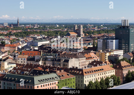 Portrait de la tour de Saint Pierre église sur le centre de Munich. La Bavière, Allemagne. Banque D'Images