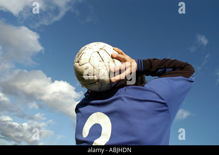 Joueur de football à jeter dans un ballon de football. Photo par Patrick Steel patricksteel Banque D'Images