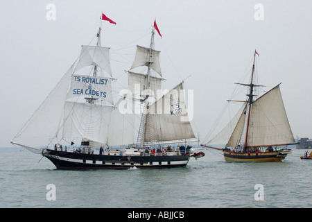 De grands navires, y compris la formation à l'expédition royaliste TS Revue de la flotte Trafalgar 200 Portsmouth le 28 juin 2005 Banque D'Images