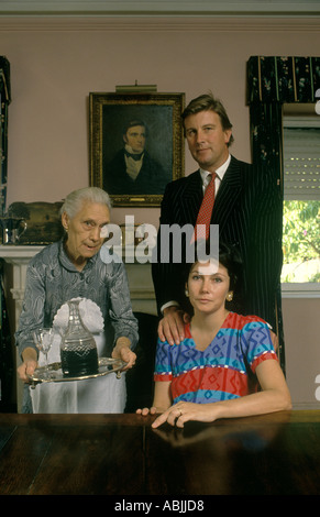 Churchill Graham 'Anglo Portuguese famille' Portugal Johnny Graham et épouse Caroline avec la pièce de retenue de famille Albertina 1989 années 1980 HOMER SYKES Banque D'Images