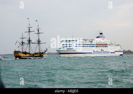 Grand Turk est en comme HMS Victory et rencontre Normandie Ferry à Trafalgar 200 Revue de la flotte Portsmouth le 28 juin 2005 Banque D'Images