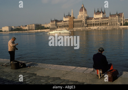 Budapest Hongrie les chambres du Parlement sur la rive est du Danube. Années 1990 vers 1995 HOMER SYKES Banque D'Images