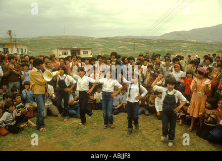 Communauté druze syrienne, Mas'ade, plateau du Golan, Israël. Les écolières druzes manifestent en faveur de la Syrie contre Israël 1980s 1982 HOMER SYKES Banque D'Images