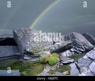 IE - CO KERRY : Rainbow le long des côtes de l'île de Valencia Banque D'Images