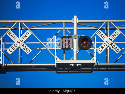 Railroad crossing sign et lumières Banque D'Images