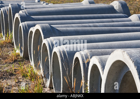 Tuyaux en béton sur le sol Banque D'Images