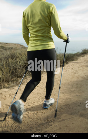 Pôle Hispanic woman walking along coast en Californie United States Banque D'Images