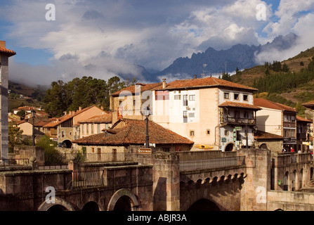 Potes près de Picos de Europa avec tempête sur les Picos et la lumière sur le pont sur la rivière Deva Banque D'Images