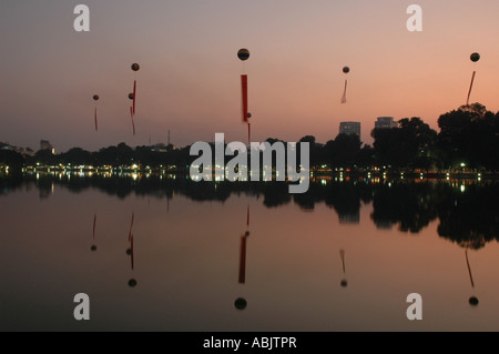 Coucher de soleil sur le lac Hoan Kiem à Hanoi, Vietnam du Nord. Banque D'Images