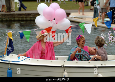 Henley Royal Regatta Henley on Thames balloon transportant des femmes sur un bateau Banque D'Images