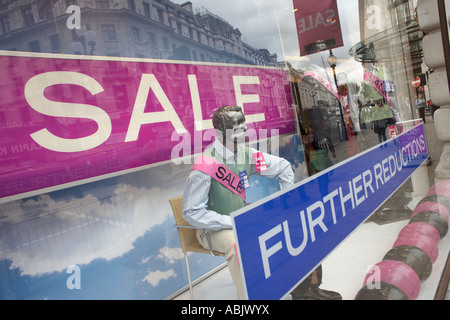 Une vitrine Vente mannequin, portant une ceinture, est dans la large fenêtre de la fenêtre de Austin Reed 808, Regent Street à Londres. Banque D'Images