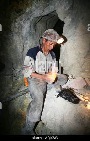 Les mineurs de la célèbre Potosi silver mines la préparation d'un petit dispositif explosif Banque D'Images