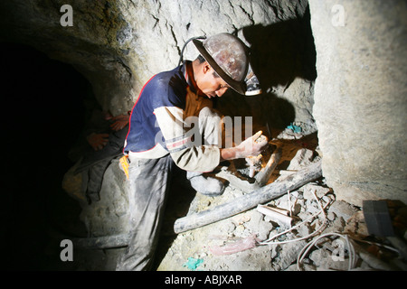 Les mineurs de la célèbre Potosi silver mines la préparation d'un petit dispositif explosif Banque D'Images