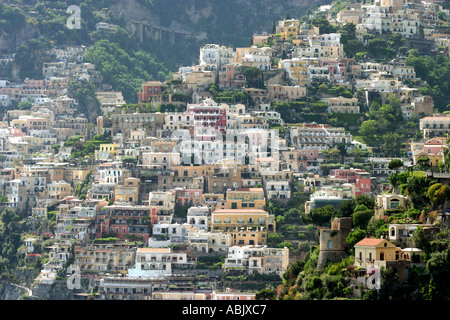 Juché sur les hauteurs de Positano sur la côte amalfitaine Italie Banque D'Images