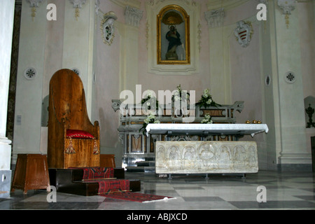 Ravello cathédrale Duomo de St Pantaleon autel principal avec les évêques président Italie Côte Amalfitaine Banque D'Images