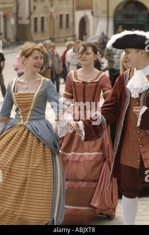 De jeunes danseurs exécutent une danse traditionnelle de vieux costumes à Sandomierz, Swietokrzyskie, Pologne, vêtus d'une tenue d'époque de style XVIIIe siècle. Banque D'Images