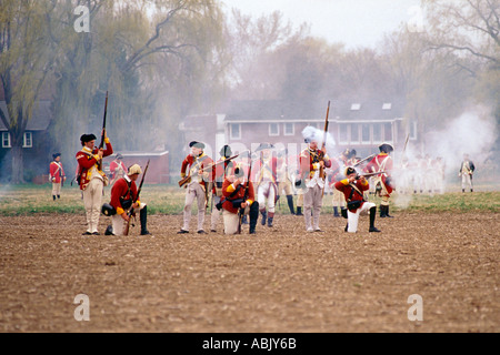 Redcoats regroupant Guerre Révolutionnaire Reenactment Patriot s Day 2002 Concord Massachusetts USA Banque D'Images