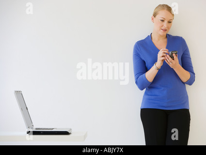 Businesswoman using electronic organizer Banque D'Images