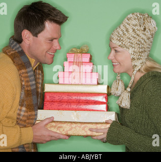 Couple holding pile de cadeaux de Noël Banque D'Images