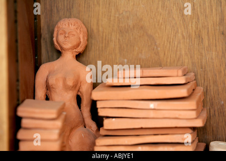 Les femmes en céramique fabriqué à la main en terre cuite studio art clay pot bol jeté UK poterie terre cuite de couleur couleur couleur exclusive unique Banque D'Images